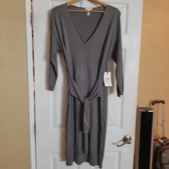 Holiday Leith v-neck sweater dress - Picture 3 of 8